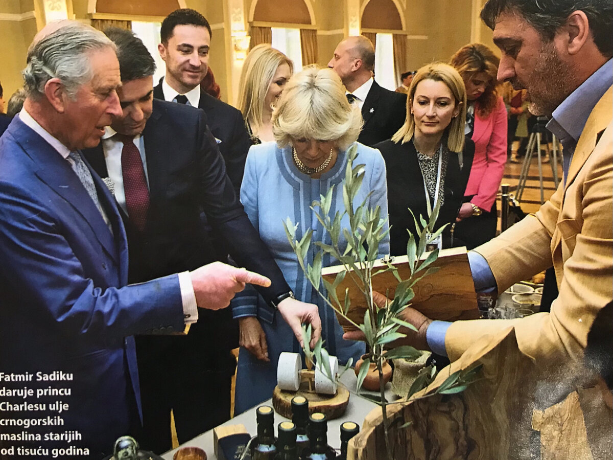 Фатмир Садик (крайний справа) рассказывает принцу Чарльзу (крайний слева) о своём производстве оливкового масла. Фотография из местной прессы.