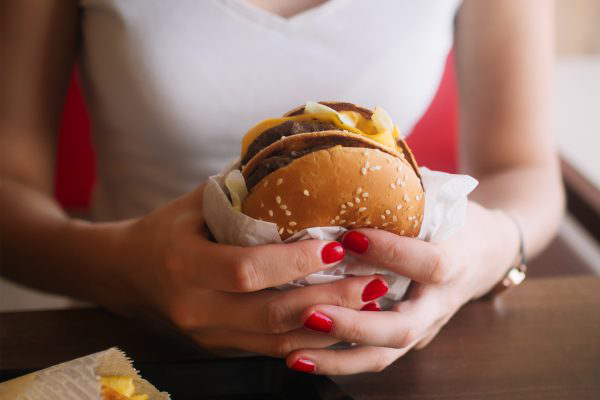 Известно, что чрезмерное потребление нездоровой пищи повреждает участки мозга, необходимые для процессов обучения и памяти. (Andrey_Vasiliskov/Shutterstock)