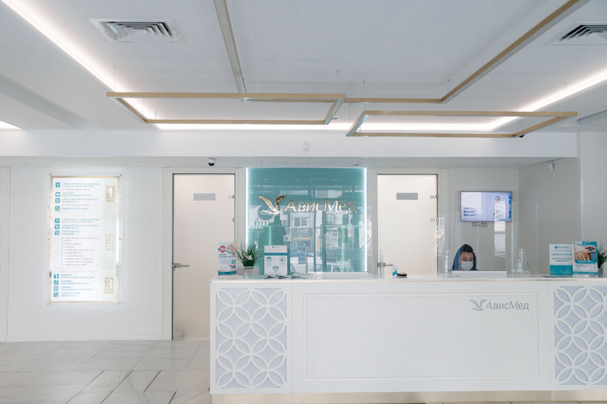 Стойка рецепции клиники "АвисМед"