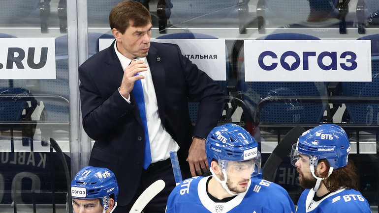    Алексей Кудашов с хоккеистами «Динамо».Дарья Исаева