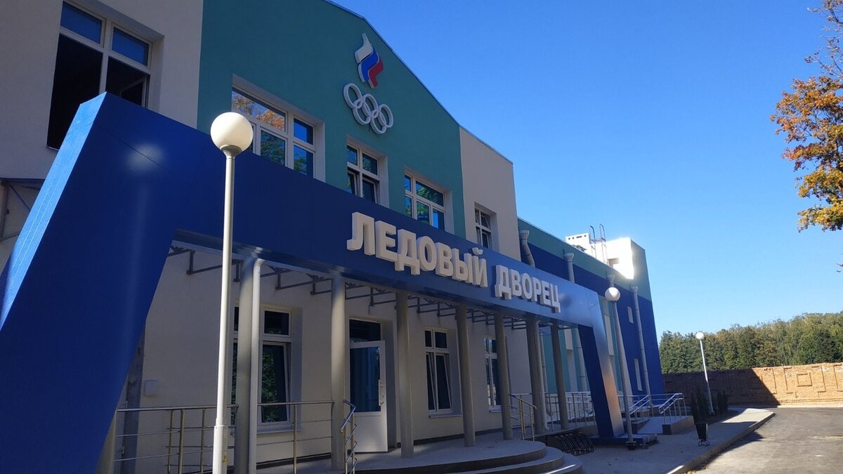    Молодой тренер по хоккею из Саратова, подвинувший в Новозыбкове опытных наставников, оставил через месяц работы служебную квартиру, 57 тысяч рублей зарплаты и уехал восвояси avchernov