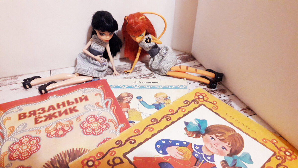 Мы бережно храним старые книги, но их так часто читали, что некоторые начали разваливаться, поэтому на фотографиях не вся коллекция.