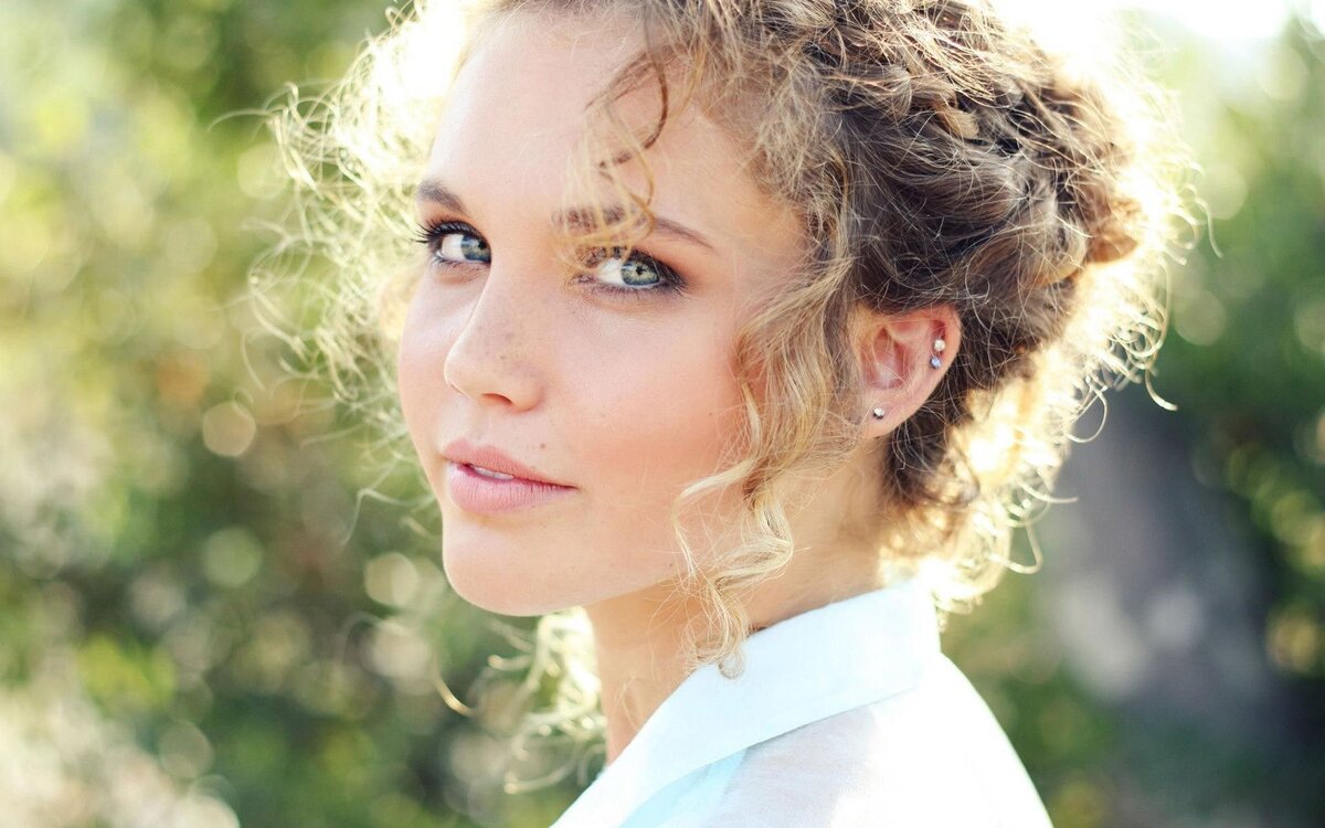 Фото для иллюстрации из интернета. Девушка похожа на Верочку, такой же тип.