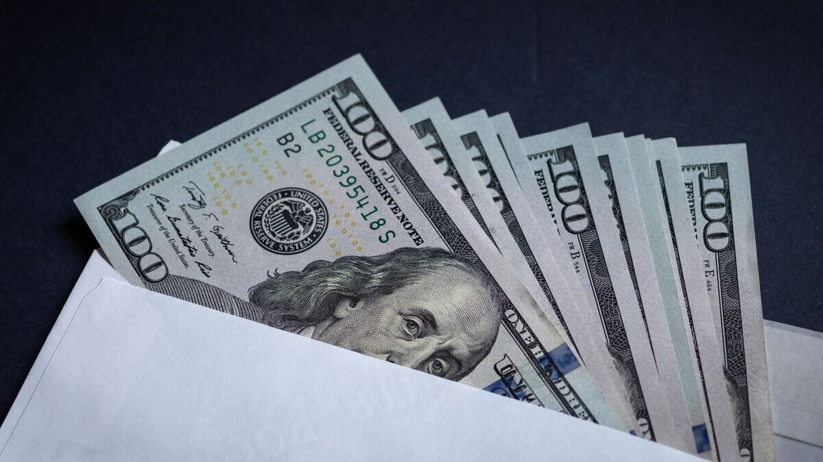    Конверт с долларовыми купюрами© РИА Новости / Виталий Тимкив