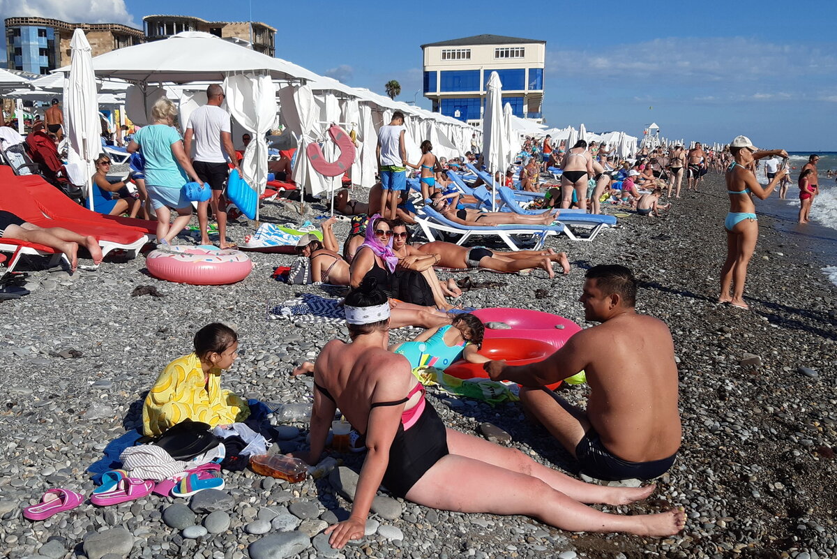 Общественный пляж в Лазаревском. Лето 2020. Говорят, в этом году народу еще больше. Куда уж тут с собаками? Фото из личного архива