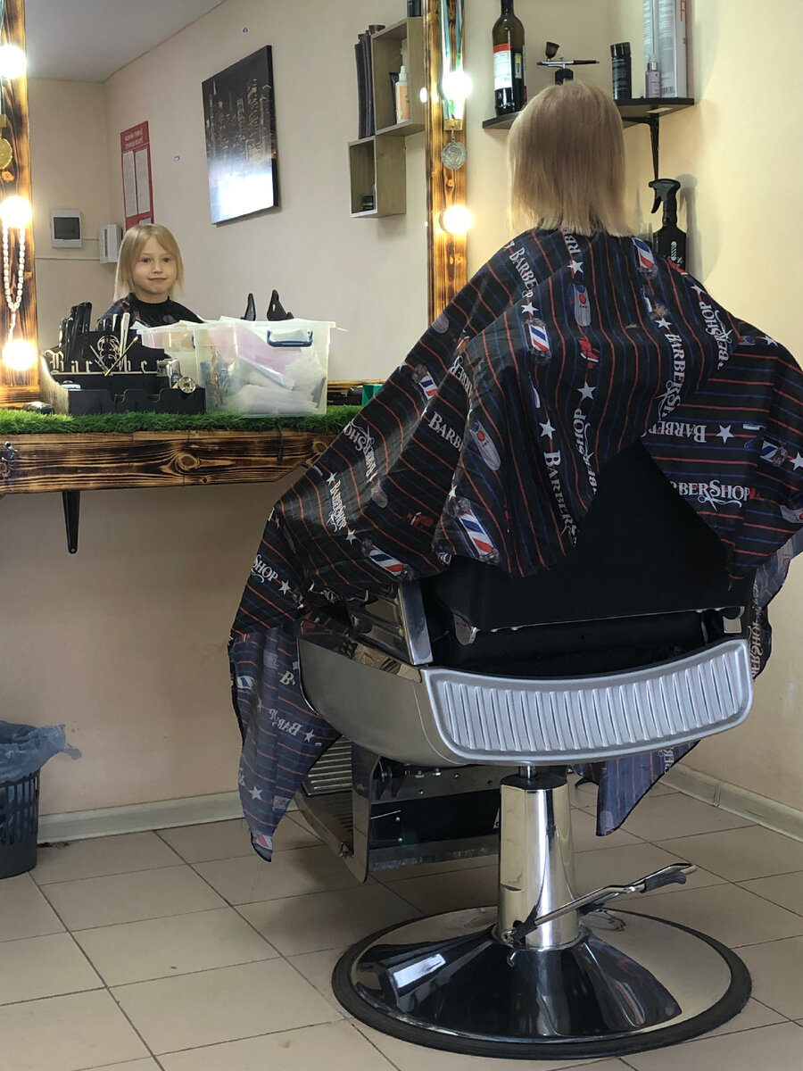 Сидит довольная. 