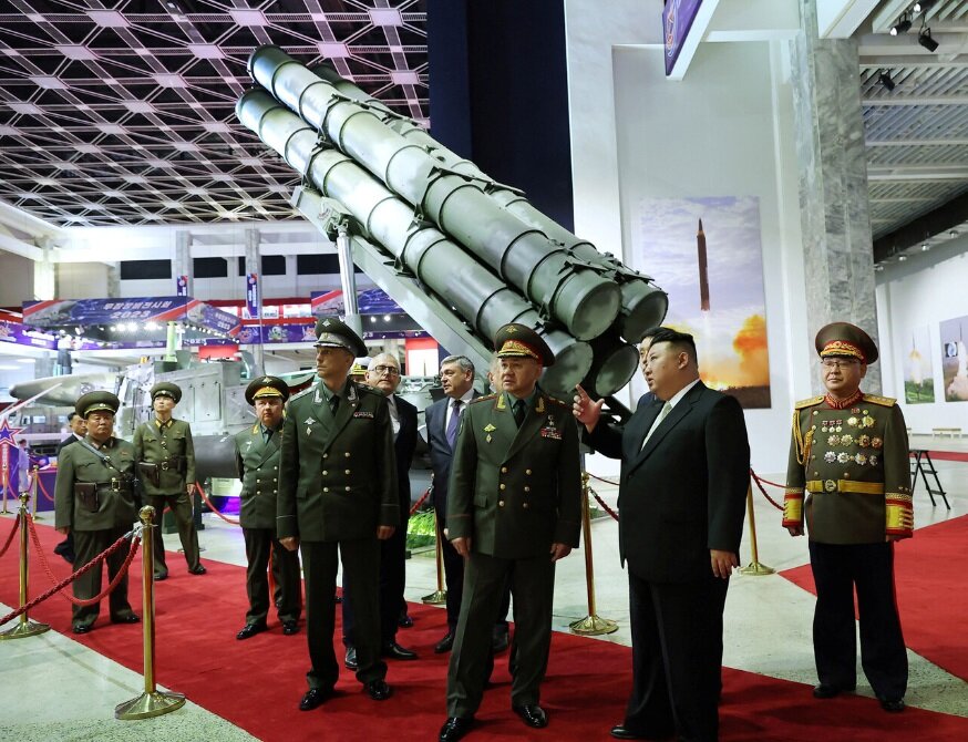 Лидер Северной Кореи Ким Чен Ын демонстрирует Сергею Шойгу достижения своего военно-промышленного комплекса. 