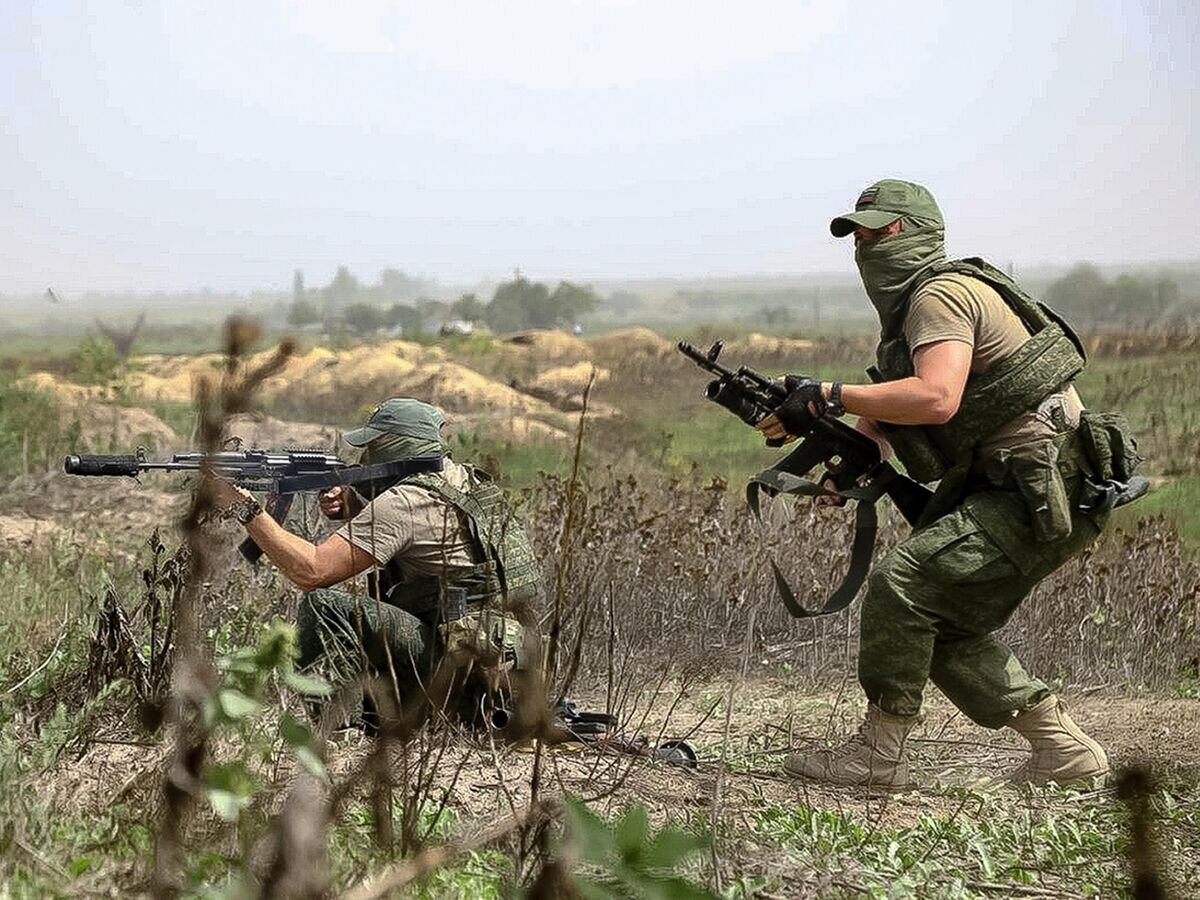   Российские десантники выполняют задание на направлении Николаев-Кривой Рог© AP Photo / Russian Defense Ministry Press Service