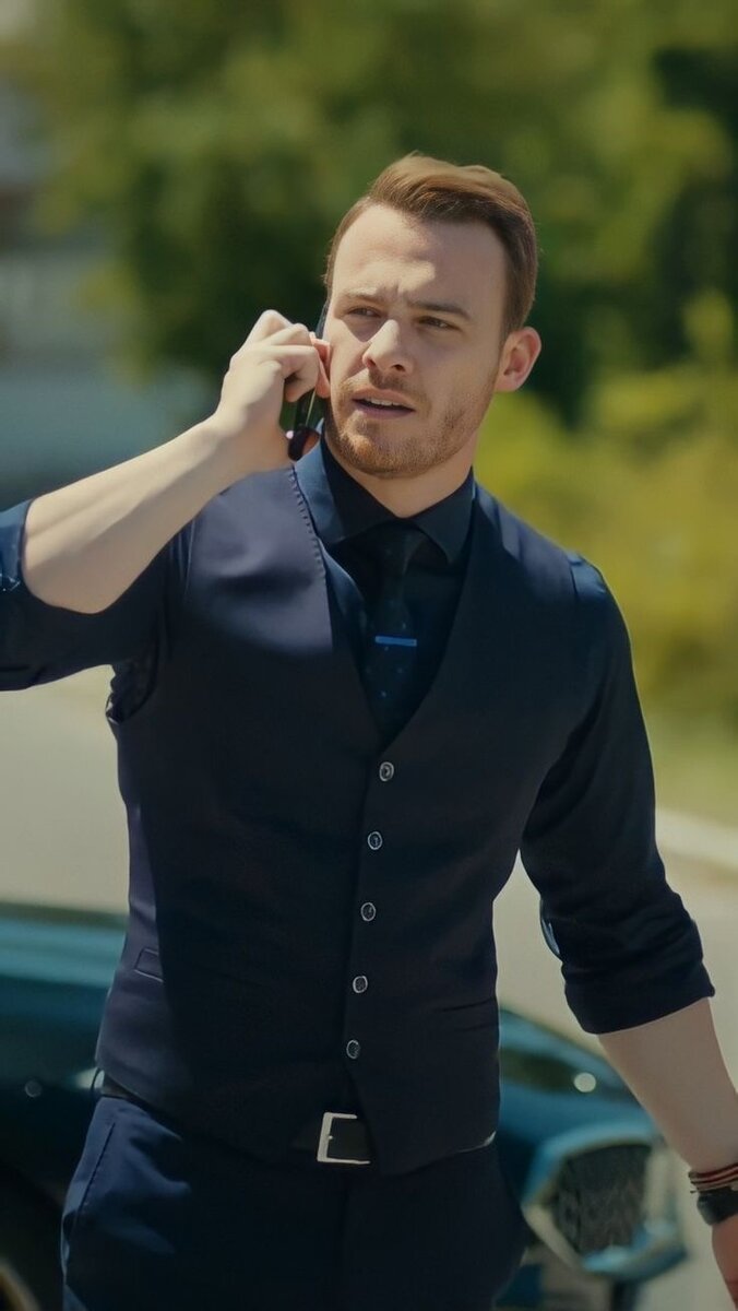 Керем Бюрсин – актер, сыгравший роль Серкана Болата в сериале «Постучись в мою дверь».