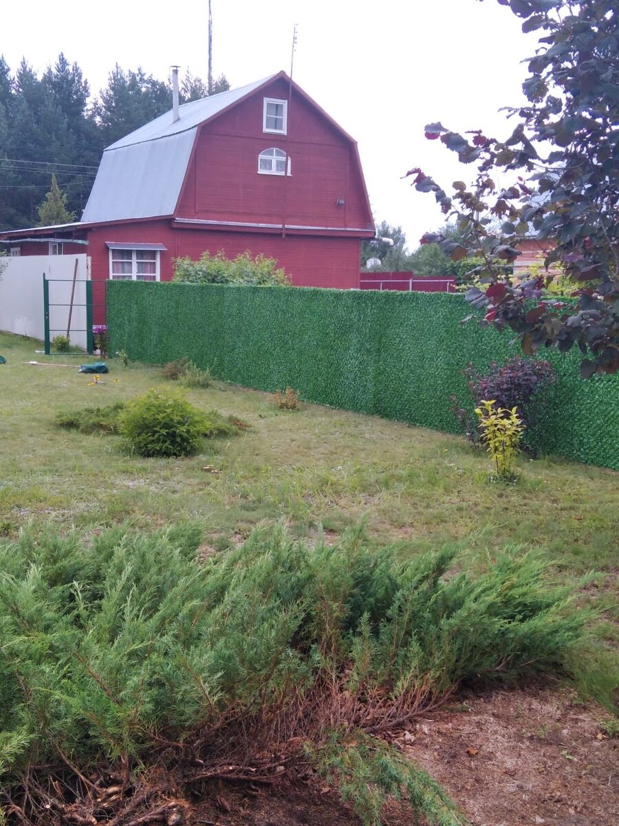 Начал монтировать травяной забор Jidar Fence