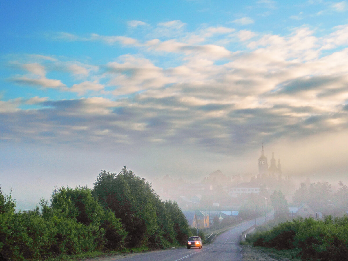 За серебряным туманом городок. Фото Наталии ТРОФИМОВОЙ.