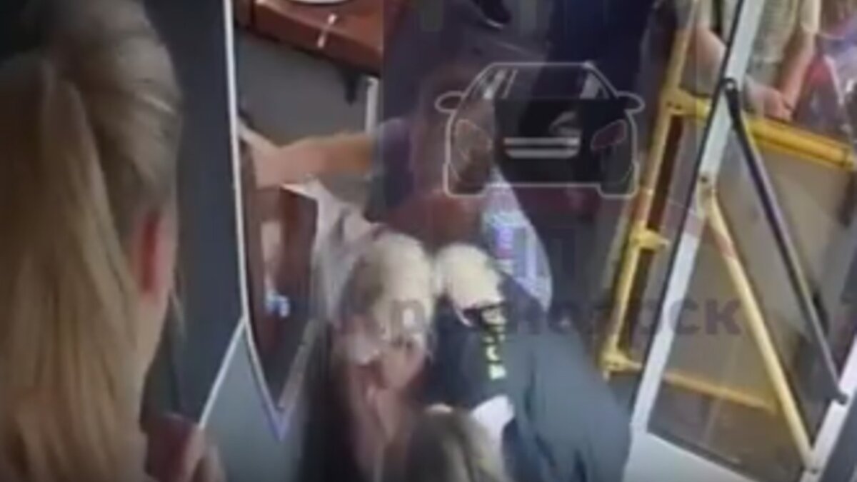     Кондуктор красноярского автобуса № 85 спасла пассажирку, которой стало плохо.