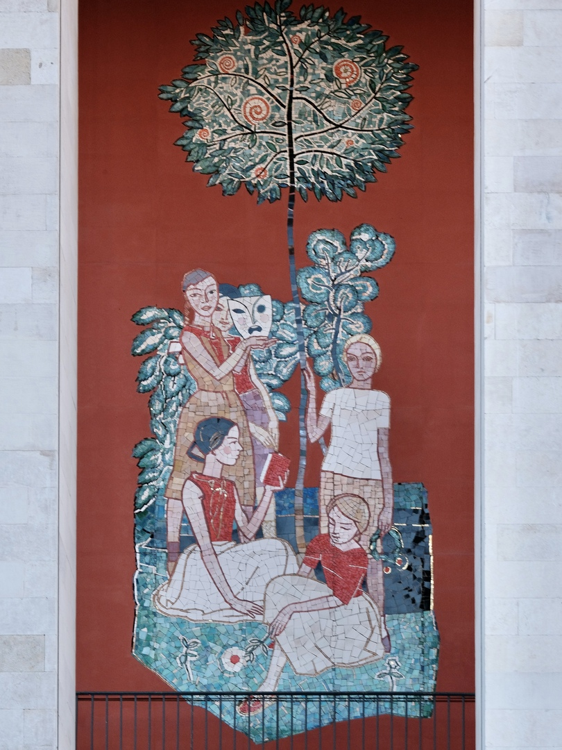 Мозаики по эскизам Андрея Мыльникова и Александра Королёва на здании ТЮЗа им. Брянцева.