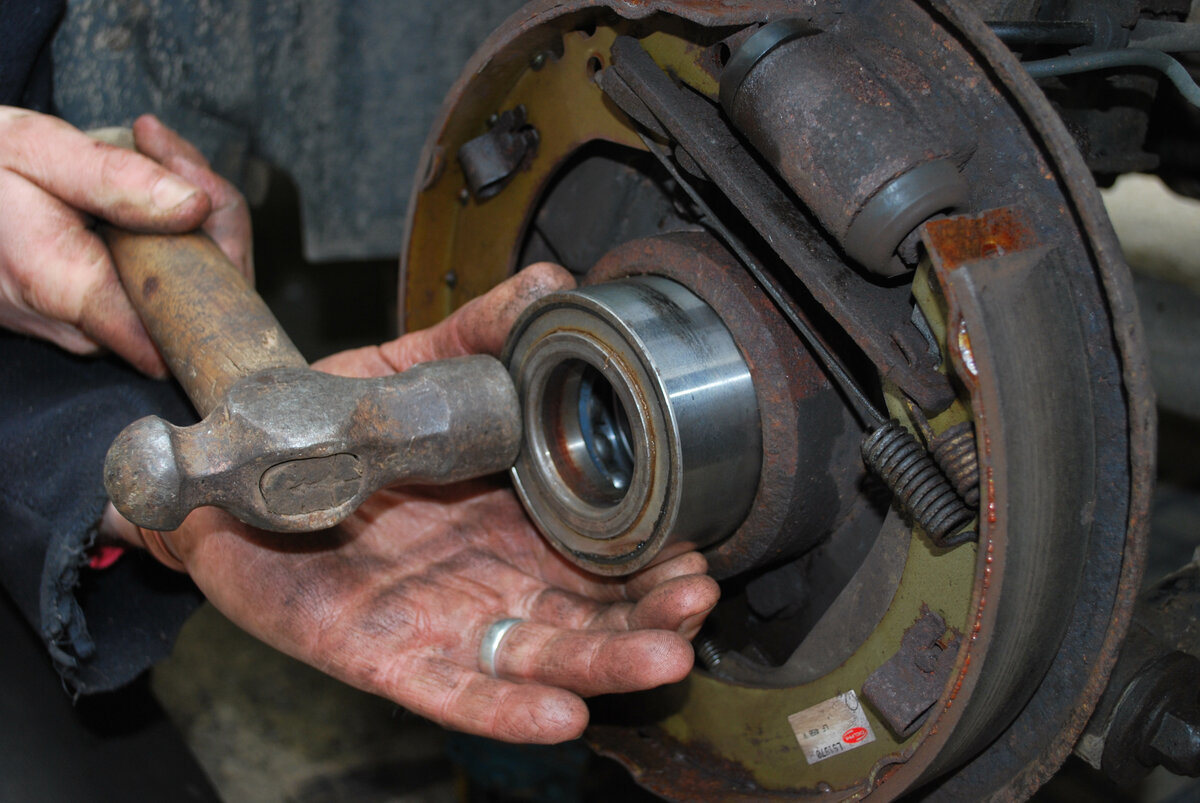 Подшипник задняя ступица запорожец. Подшипник ступицы передний изношенный. Изношенный подшипник ступицы. Дефекты ступичных подшипников. Как определить неисправность переднего ступичного подшипника.