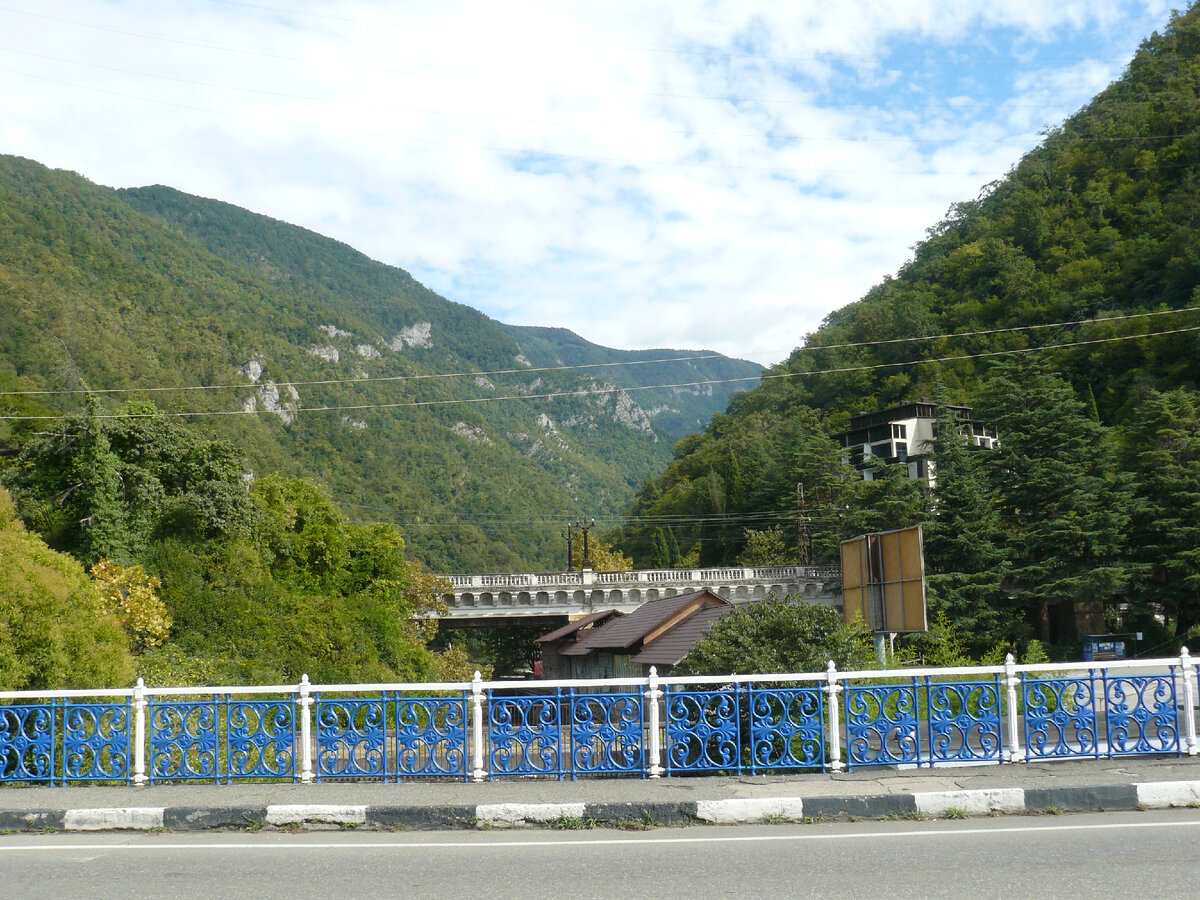 Вид на Жоэкварское ущелье с автомобильного моста.