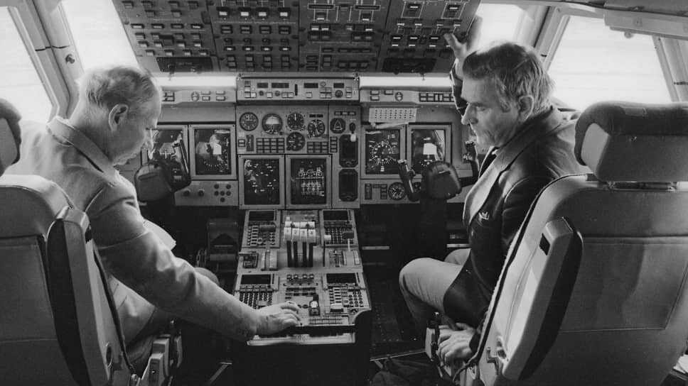   Самолет Ил-96 имеет репутацию одного из самых безопасных лайнеров в мире. Считается, что он сможет приземлиться, даже если откажут три из четырех двигателей. С 1988 по 2010 годы самолет не имел ни одного серьезного инцидента в небе. В апреле 2010 года на маршруте Лондон — Гавана лайнер авиакомпании Cubana развил заметный крен вправо после включения автопилота. После этого пилоты в ручном режиме выравнили и посадили самолет    
 На фото: замначальника летно-испытательной станции Дмитрий Щелковников и ведущий инженер Вячеслав Камаев во время проверки аппаратуры в кабине самолета Ил-96, 1989 год Губский С. / ТАСС
