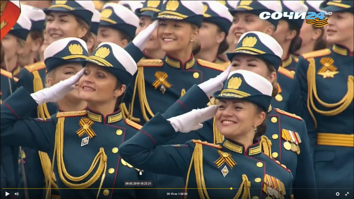 Мадам полковник  во главе лучезарно улыбающихся военнослужащих женского пола. В СЕРЬГАХ! На Параде Победы... У командирши и серьги полковничьи - у остальных скромненько, можно и не заметить. Просматривая трансляцию, я даже назад отмотал, думал показалось. Но не может же быть такого... Может оказывается.