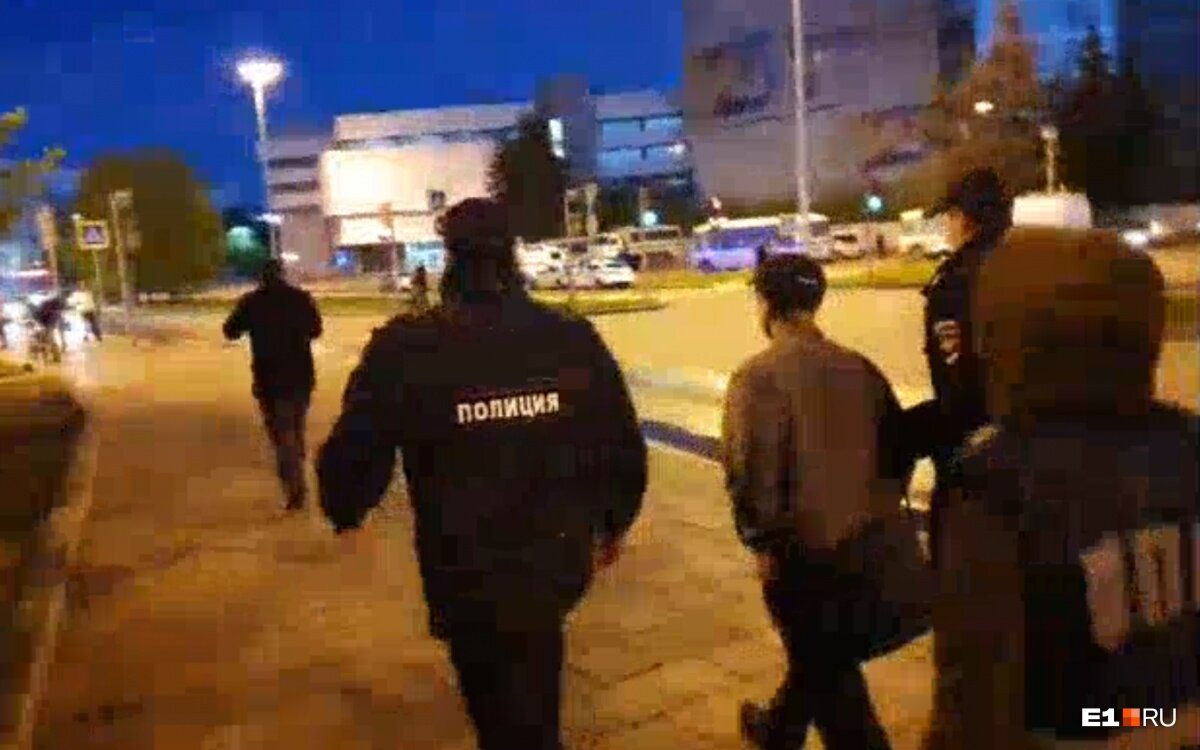 С каждым днём акции у сквера длятся всё меньше. Если в первую ночь люди протестовали больше десяти часов, то в последние дни народ расходится около полуночи.  


Некоторые уже сейчас начинают постепенно уходить. Те, кто остались, водят хоровод и поют песни.