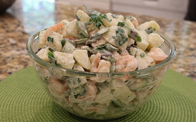 Когда я угощаю этим салатом своих знакомых, они приходят в некоторое недоумение и в полный восторг. Я и сама была немало удивлена, когда попробовала блюдо в один из рождественских дней в Норвегии. С тех пор прошло много лет, но для меня блюдо так и осталось очень романтическим и праздничным. Перед глазами просторное чернильное небо со звездами, лёгкий морозец, горящий камин, который кажется объемным, потому что отзеркаливается разведенным на улице костром, накрытый серой льняной скатертью низкий дубовый стол, керамические кружки с пенящимся пивом и удивительной вкусности «сьоёккола».