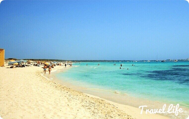 Пляжи Майорки отличаются потрясающе красивым бирюзовым цветом воды.