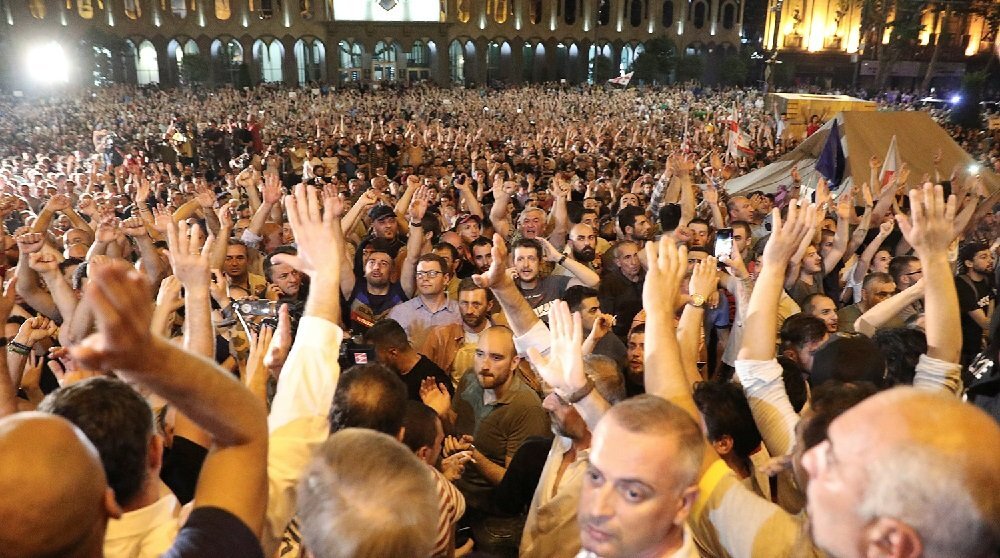 Беспорядки у грузинского парламента. Фото Irakli Gedenidze, Reuters