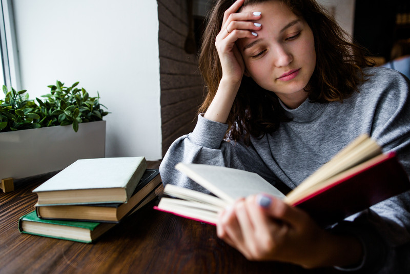 Подготовленное чтение. Чтение. Чтение книг. Человек читает книгу. Читающий человек.