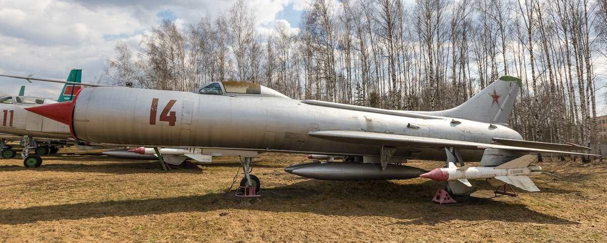 Су-11 - усовершенствованная версия Су-9, главным отличием которой была более совершенная радиолокационная система