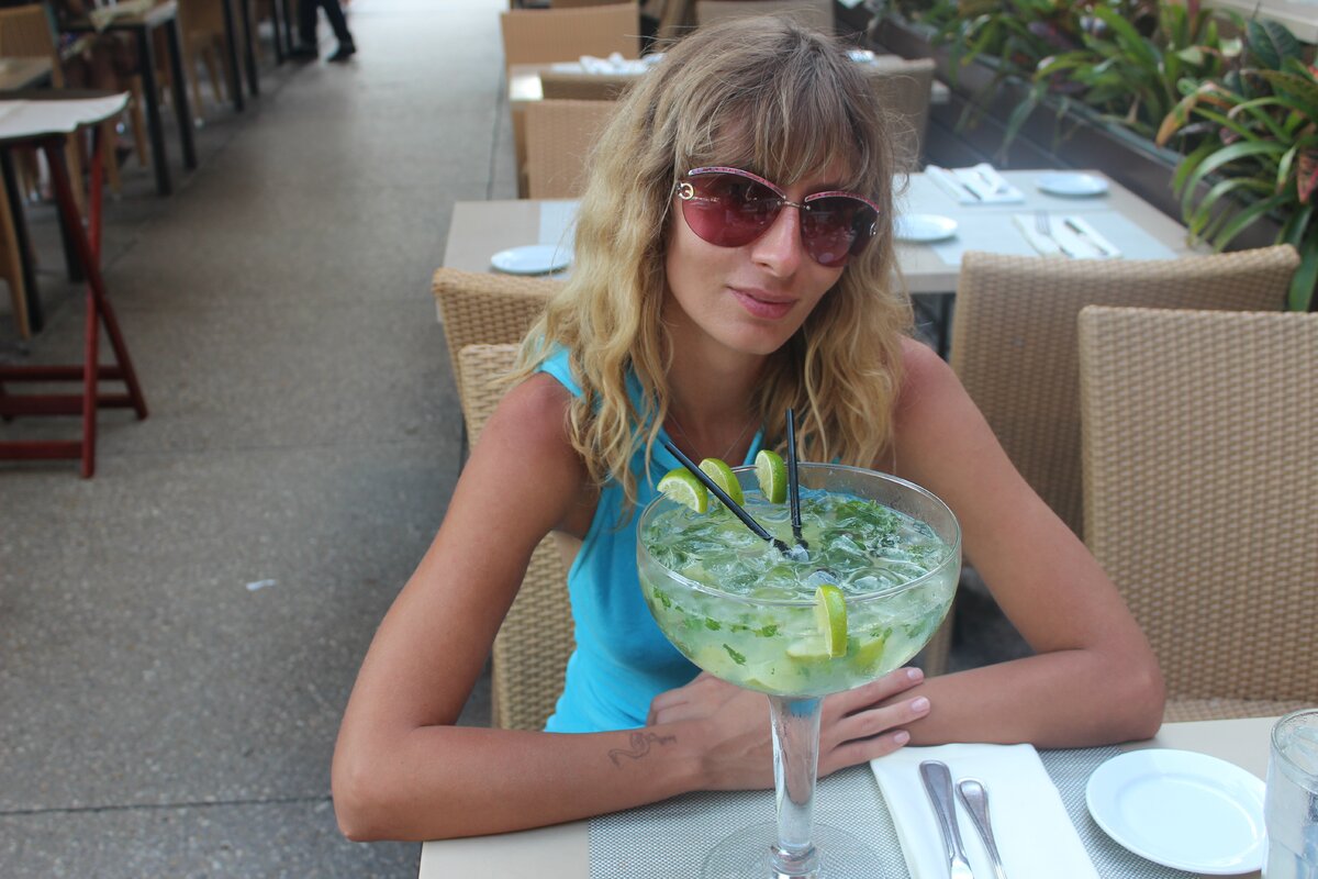 2. А потом присесть в одном из многочисленных ресторанчиков и обязательно заказать вот такой коктейль размера XXL))))