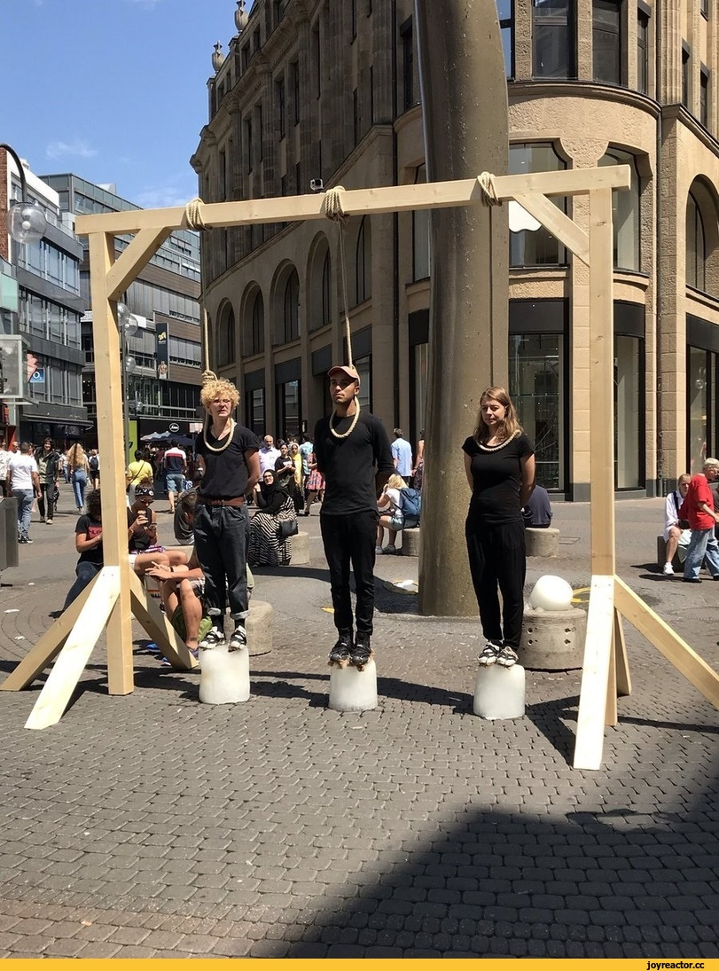 Протестующие стоят на ледяных глыбах. Это отсылка к глобальному потеплению, как только глыбы растают человечеству конец.