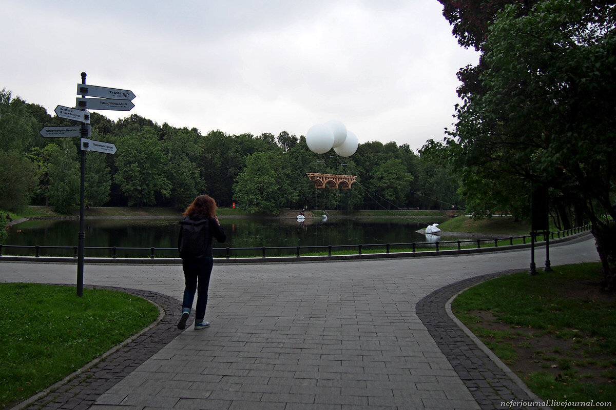 В парке Останкино над прудом теперь висит ЭТО. Большой такой картонный мост.
   Я  уже писала про фестиваль Вдохновение, это завершающее событие.-2