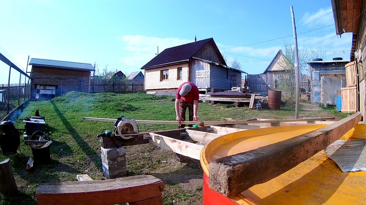 Дом на заднем плане - отапливается металлической печью длительного горения. Фото автора.