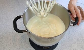 Сливочное масло растапливаем и даём подостыть. Смешиваем муку, какао-порошок, разрыхлитель, смешиваем как можно тщательнее, чтобы разрыхлитель равномерно распределился по всему объёму, а затем просеиваем. В чашу миксера разбиваем куриные яйца, всыпаем ванильный сахар и, постепенно подсыпая сахар, взбиваем куриные яйца в лёгкую, воздушную, светлую массу. Взбиваем довольно долго, масса должна вырасти в объёме в 2-3 раза, стать воздушной, светлой и настолько плотной, чтобы яичной массой можно было рисовать, т.е. след от теста не должен стекаться сразу, он должен оставаться видимым в течение нескольких секунд.