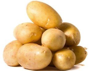 Вырежьте несколько кружков из картофеля;