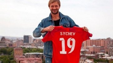 Нападающий Дмитрий Сычев подписал контракт с ереванским «Пюником», сообщает официальный сайт армянского клуба. Контракт подписан до лета 2020 года с возможностью продления еще на 12 месяцев при желании игрока.
