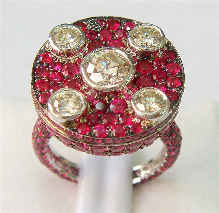 Под внушительным камнем спрятать резервуар с ядом несложно