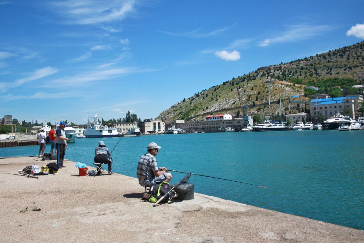 Говорят, что в переводе с турецкого Балаклава означает «рыбный мешок», а в переводе с крымско-татарского — «рыбная погода». Правда или нет, но рыбы и рыбаков в бухте действительно много :)