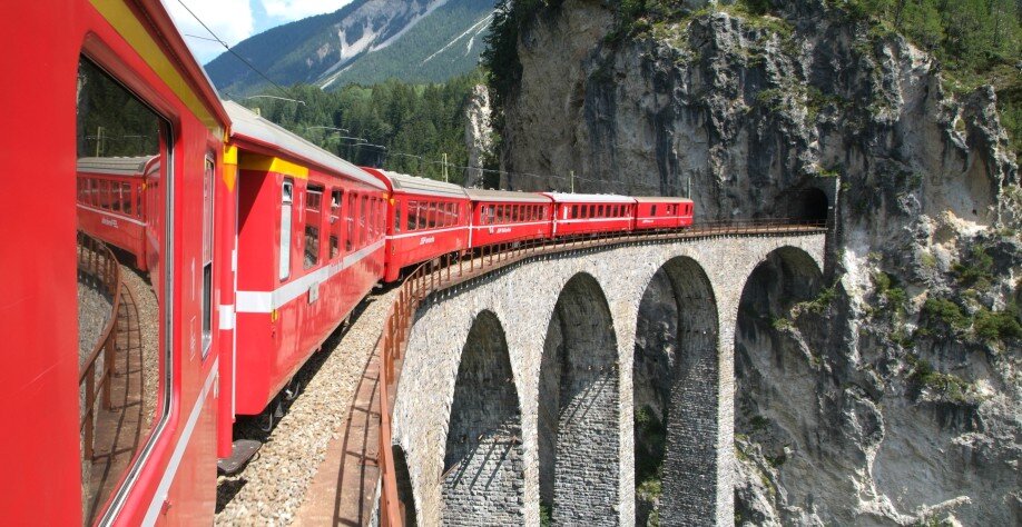 Экспресс-поезд Bernina на швейцарских Альпах