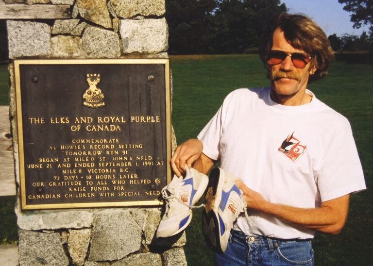 Говорят, чтобы сделать это фото, журналисты и представители муниципалитета буквально силой заставили бегуна с внешностью вокзального бомжа привести себя в божеский вид.