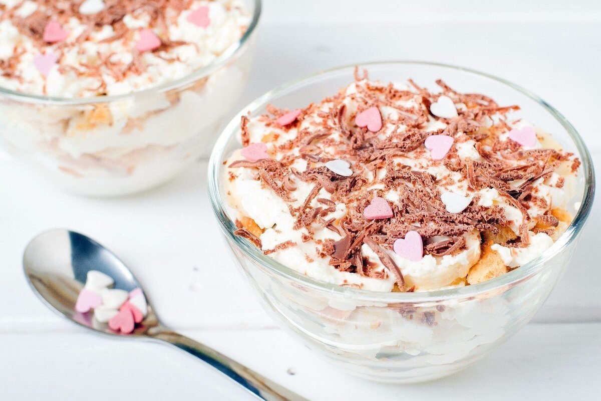 Десерт из творога, клубники и печенья — рецепт с фото пошагово