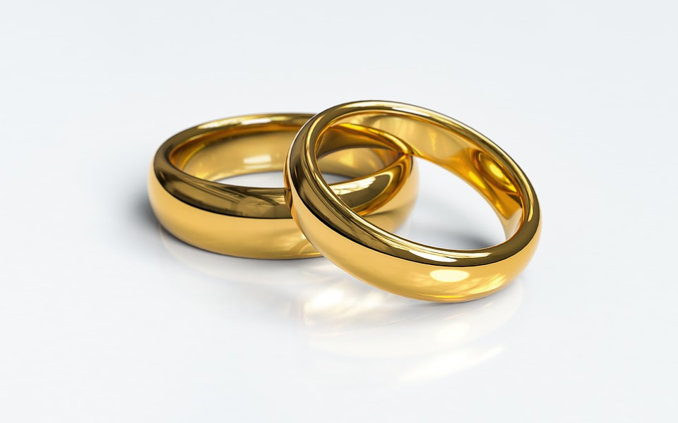 https://cdn.pixabay.com/photo/2018/08/16/19/56/wedding-rings-3611277_960_720.jpg