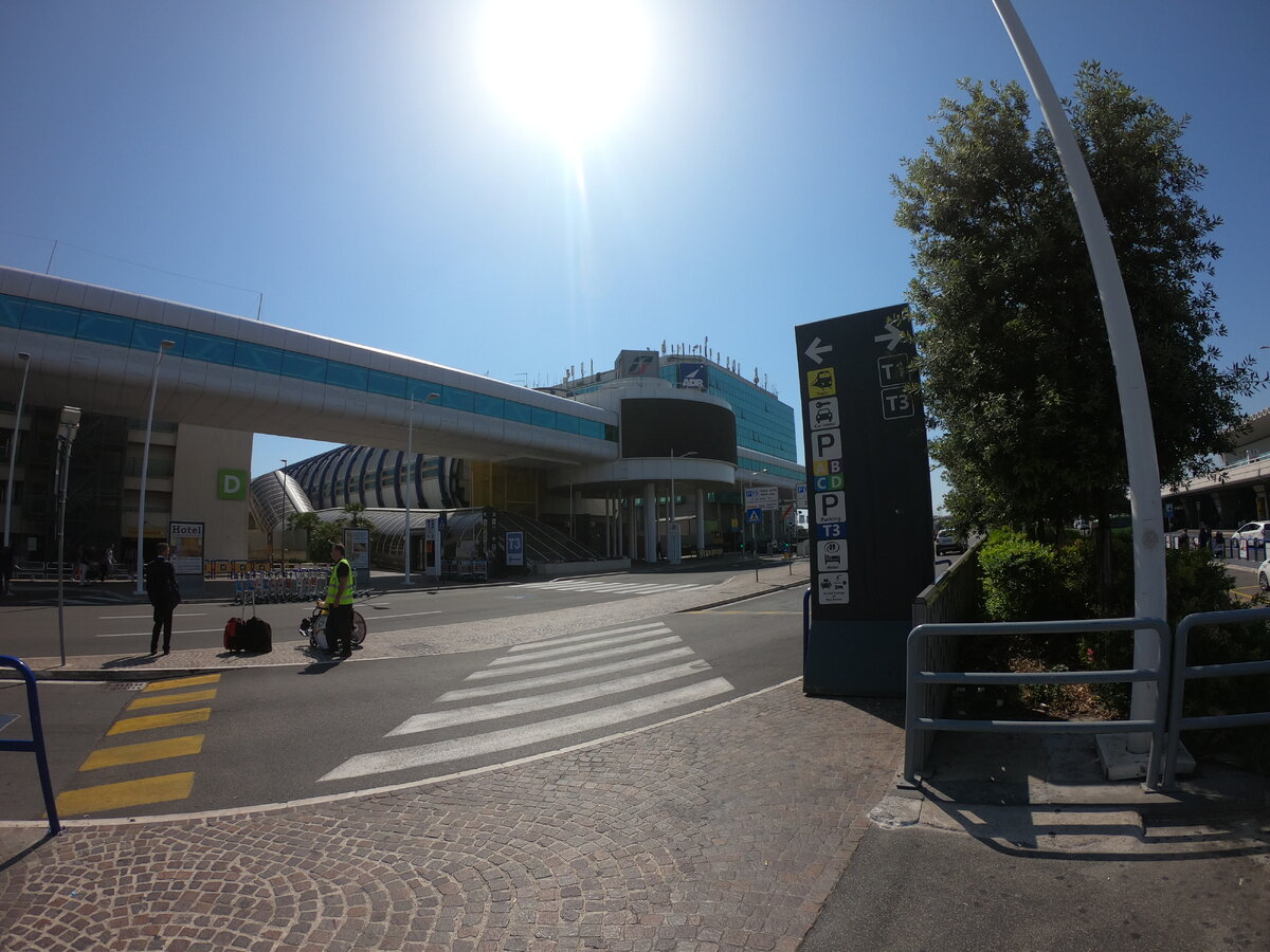 Переходим еще одну дорогу по указателю к поезду