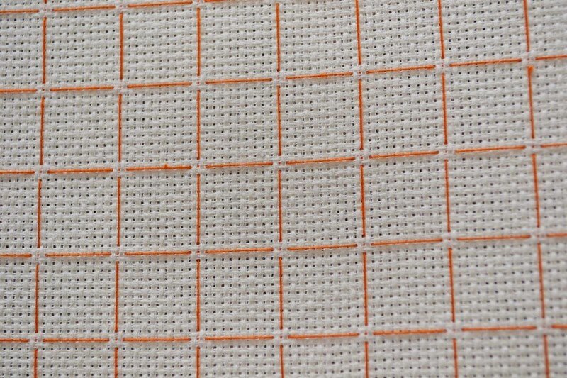 Так выглядит разметка канвы нитками