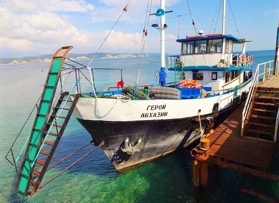"Герой Абхазии" у причала в Пицунде