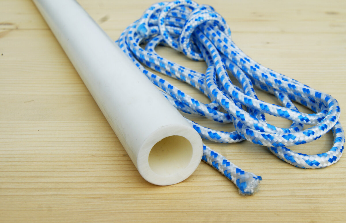 Простая и полезная самоделка из пластиковой трубы и веревки