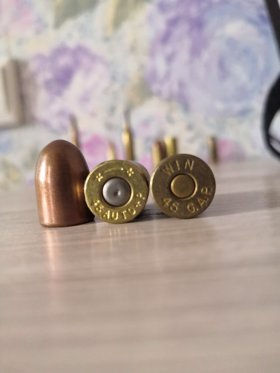 .45 GAP по своим характеристикам дублировал классический .45 АСР но более короткая гильза не позволяла довести показатели до усиленной версии .45 АСР +Р гильзу от которой видно на фото. (фото автора)