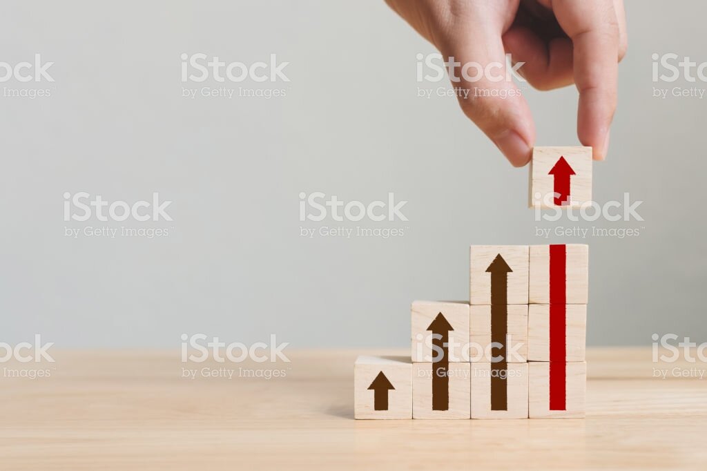 https://www.istockphoto.com/ru/%D1%84%D0%BE%D1%82%D0%BE/hand-arranging-wood-block-stacking-as-step-stair-with-arrow-up-ladder-career-path-gm1017183520-273571963