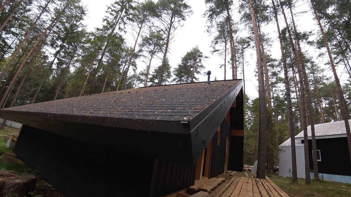 Увидев на фото дом, который строит Вячеслав я не мог отказаться от его приглашения посмотреть ход строительства. И вот прекрасным осенним днём мы едем в экологически чистый район Нижегородской области - Городецкий. Здесь на берегу Горьковского водохранилища, в простонародии - гореморе, расположилась закрытый посёлок клубного типа Радуга. Это бывшая турбаза одного из КБ Нижнего Новгорода. Чистый лесной воздух, за соснами виднеется пляж, и при этом закрытая охраняемая территория, коммуникации - вода, канализация под насосами, а также газопровод на территории. Кажется что лучшего места для загородного дома не придумаешь.