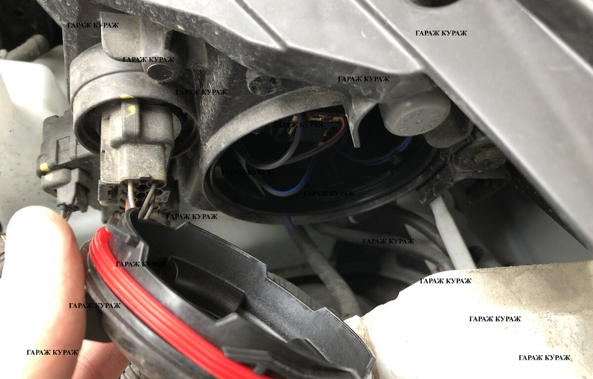 Доступ для замены лампы в правой фаре.