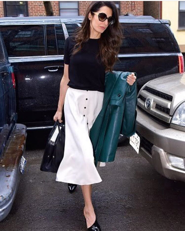 Белая юбка и чёрный верх.Сложно но дорого