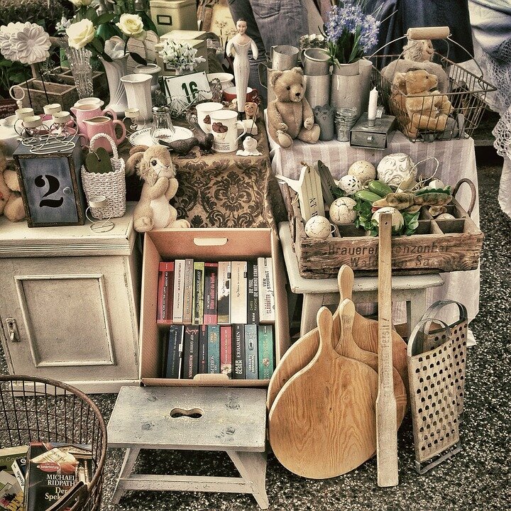 https://cdn.pixabay.com/photo/2014/05/13/06/24/flea-market-343123_960_720.jpg